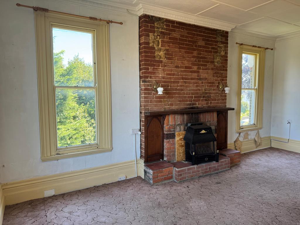 Lot: 156 - TWO STOREY THREE-BEDROOM FLAT FOR IMPROVEMENT WITH STUNNING SEA VIEWS AND PLANNING FOR SPLITTING IF PREFERRED - A Photo of the Living Room in Flat 5